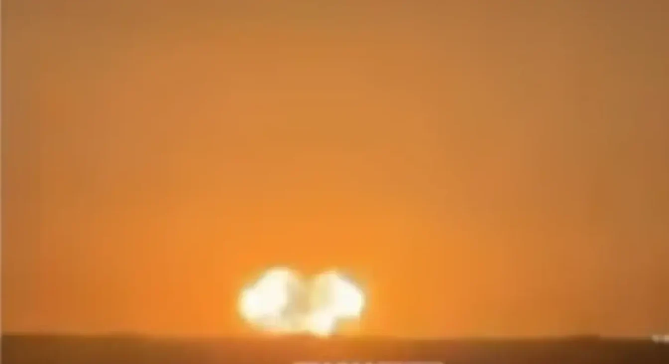 Sunce se spušta na horizont pri zalasku, obasipajući nebo toplim narandžastim tonovima.