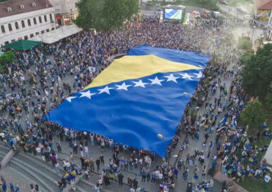 Velika zastava Bosne i Hercegovine razvijena na trgovima