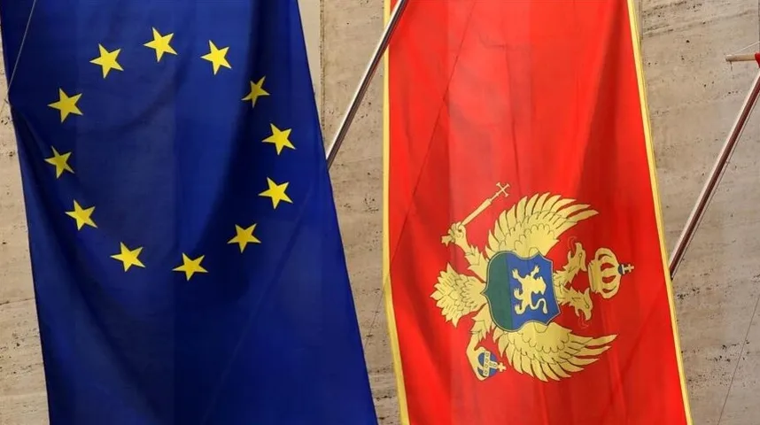 Zastava Evropske unije i zastava Crne Gore poredane jedna do druge.