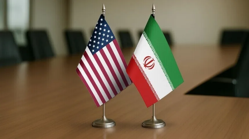 Zastave Sjedinjenih Američkih Država i Irana stoje jedna do druge na drvenom stolu.