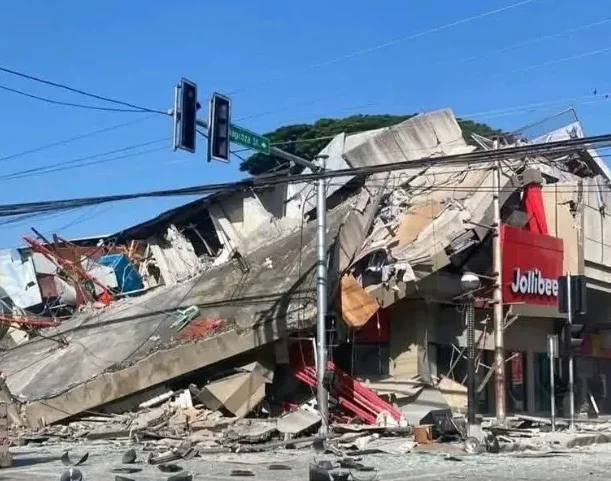 Oštećena zgrada Jollibee restorana nakon zemljotresa.