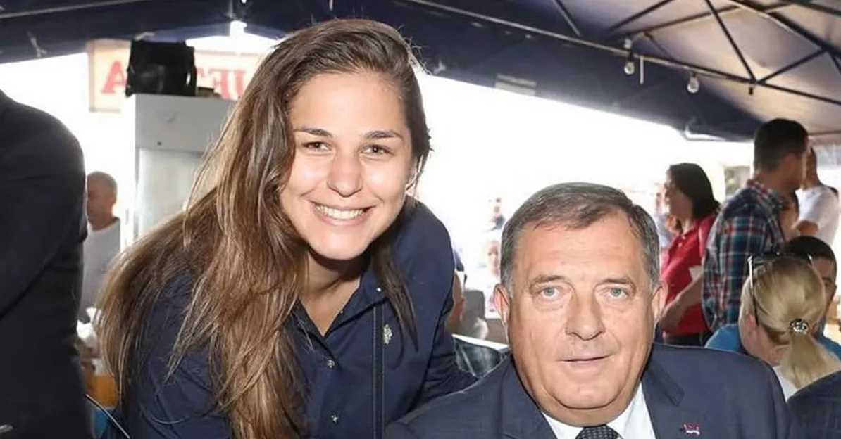 Žena i muškarac se smiješe u kameru na otvorenom