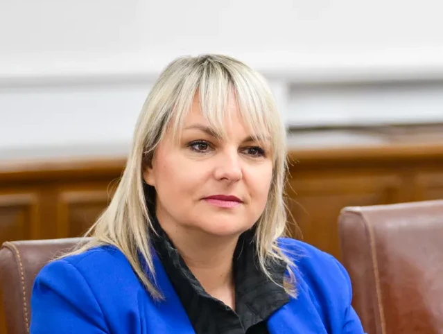 Portret žene sa plavom jaknom
