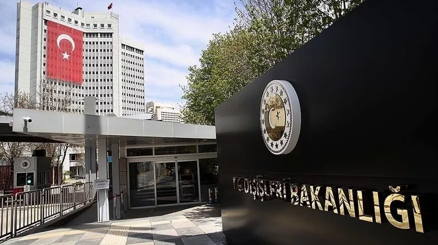 Vanjska strana zgrade Ministarstva vanjskih poslova Republike Turske, sa velikom zastavom Turske istaknutom na fasadi.
