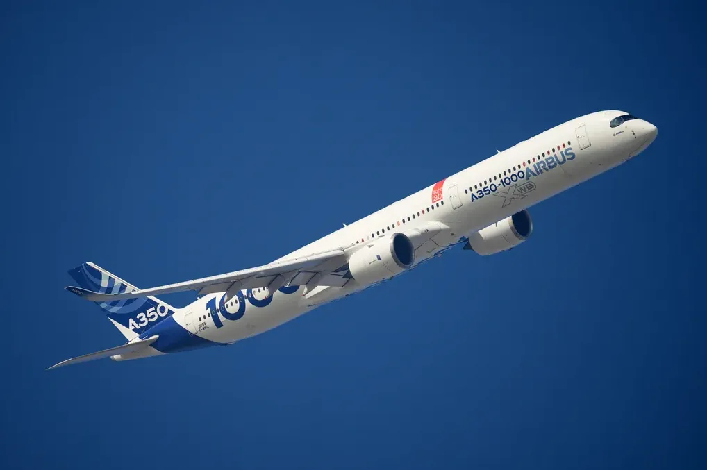 Avion Airbus A350-1000 u usponu na plavom nebu.