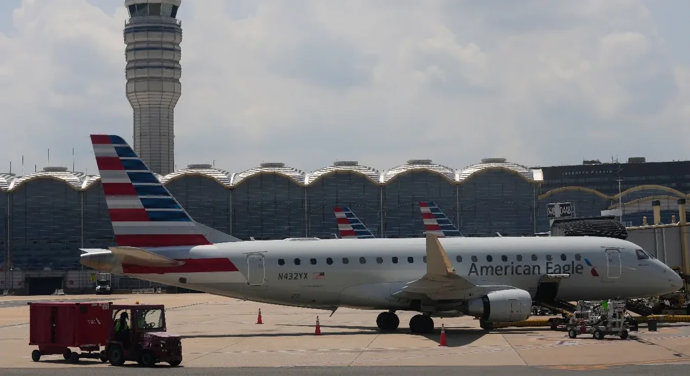 Avion American Eagle parkiran na aerodromskom terminalu.