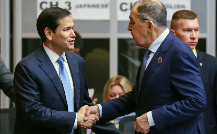Američki diplomata se rukuje sa ruskim diplomatom.