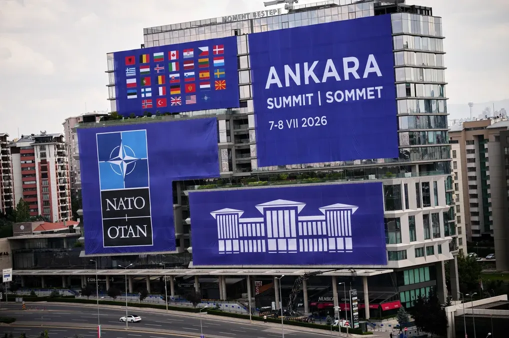 Zastava NATO-a i zastave država članica na zgradi u Ankari uoči samita 2026. godine.