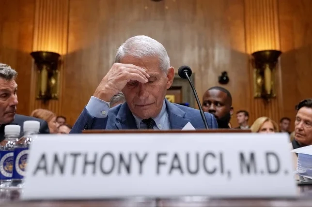Anthony Fauci, M.D. iscrpljen na sjednici Senatskog odbora.