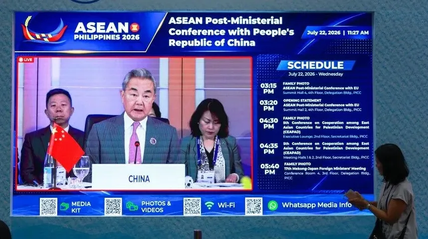 Ministar vanjskih poslova Kine Wang Yi sjedi za stolom sa zastavom Kine i učestvuje na "ASEAN Post-Ministerial Conference with People's Republic of China" u Manili na Filipinima 22. jula 2026. godine.