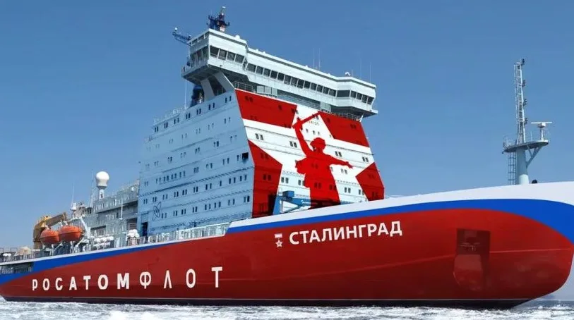 Atomski ledolomac 'Staljingrad' sa nacrtanom zvijezdom i siluetom sovjetskog vojnika na strani.