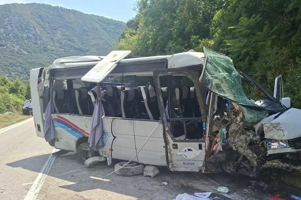 Teško oštećen autobus nakon saobraćajne nesreće, sa polomljenim staklima i iskrivljenom limarijom, na ivici planinskog puta.