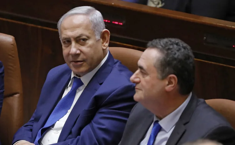 Benjamin Netanyahu i drugi muškarac sjede u prostoriji