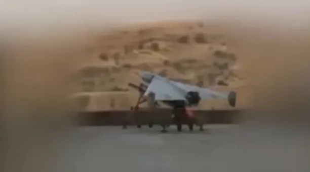 Bespilotna letjelica (dron) tipa Shahed-136 postavljena na lansirnu platformu u suhom, pustinjskom okruženju.