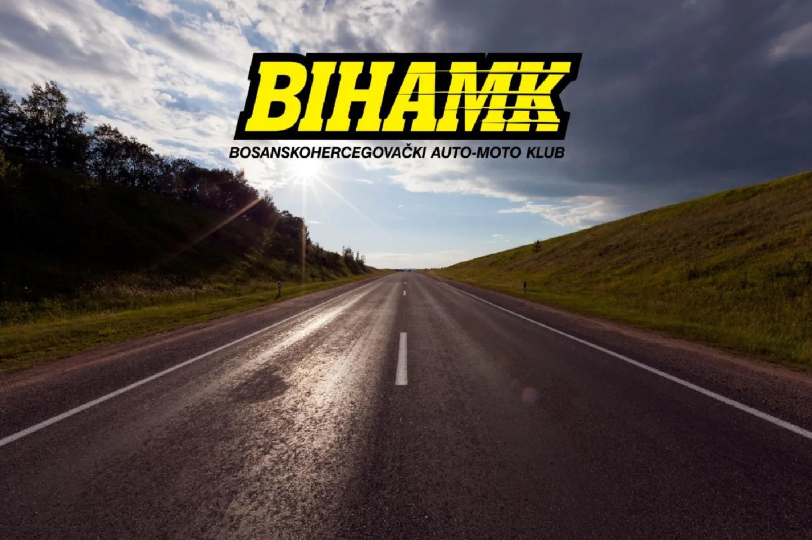 BIHAMK logo iznad autoputa pod suncem.