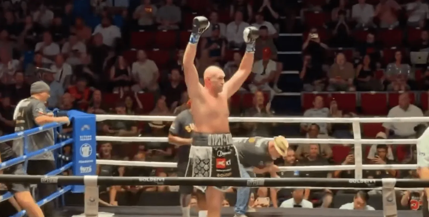 FOTO: Bokserski šampion podignutih ruku u ringu, publika aplaudira.