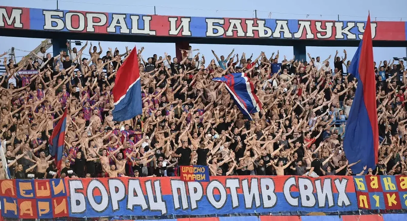 Veliki broj navijača FK Borac Banja Luka na stadionu, podignutih ruku i sa zastavama.