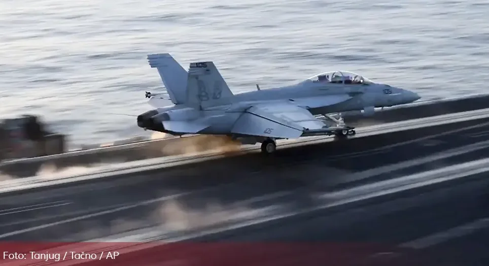 Borbeni avion F/A-18 Hornet slijeće na palubu nosača aviona.