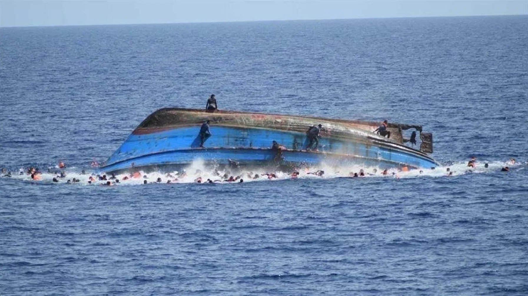 Brod koji tone sa migrantima u moru