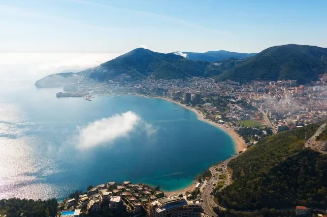 Grad Budva sa mora, pogled iz zraka na zaljev, planine i zgrade