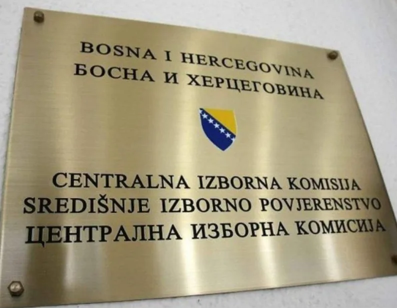 Natpis "Centralna izborna komisija Središnje izborno povjerenstvo Централна изборна комисија" na bosanskom, hrvatskom i srpskom jeziku, sa grbom Bosne i Hercegovine.