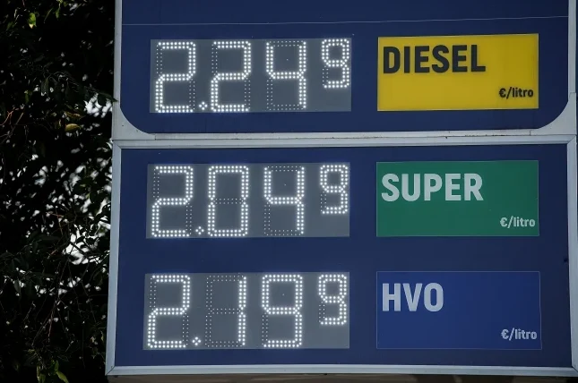 Digitalni displej na benzinskoj stanici prikazuje cijene goriva: Dizel 2,249 €, Super 2,049 €, HVO 2,099 € po litru.