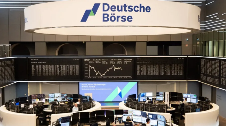 Unutrašnjost trgovačkog centra Deutsche Börse sa velikim ekranima koji prikazuju grafikone i podatke, te radnim stanicama sa više monitora
