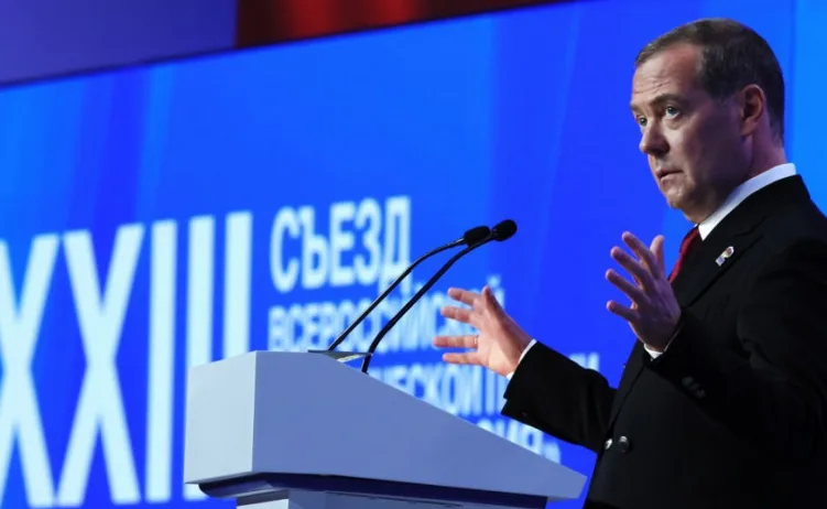 Dmitrij Medvedev govori sa podijuma sa dva mikrofona.
