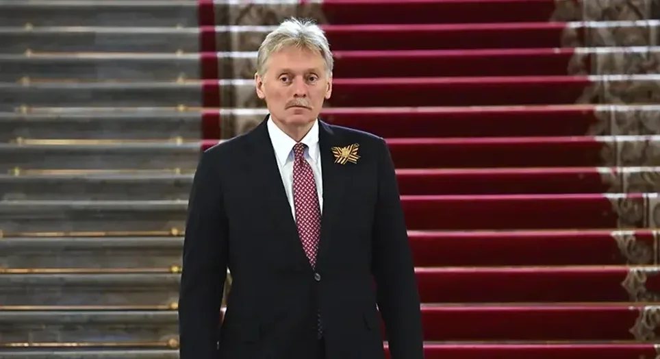 Dmitrij Peskov stoji na stepenicama prekrivenim crvenim tepihom.