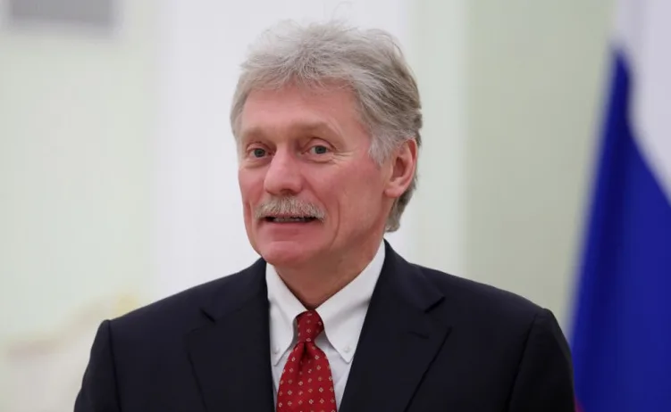 Dmitrij Peskov u crnom odijelu i crvenoj kravati