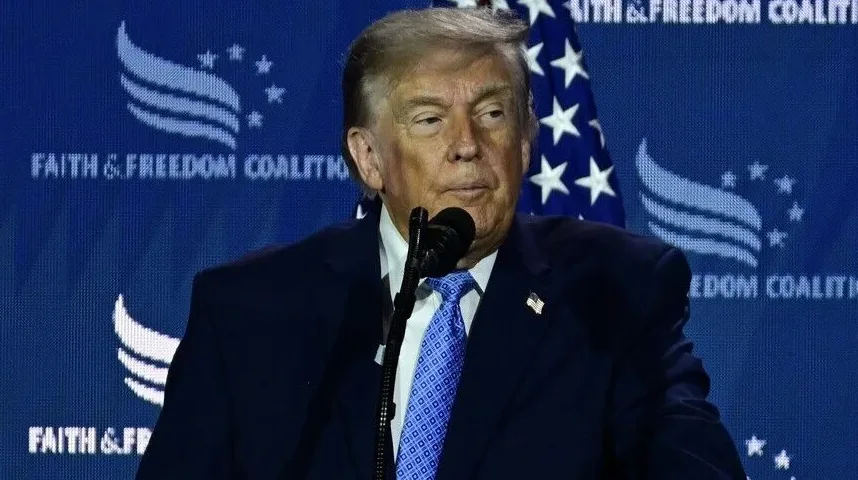 Donald Trump drži govor na bini sa logom 'Faith & Freedom Coalition'