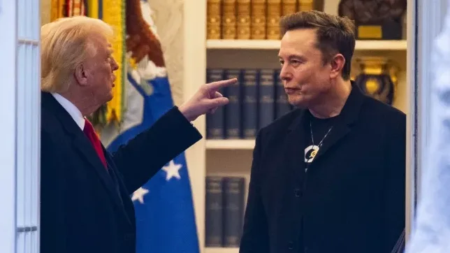 Donald Trump pokazuje prstom prema Elonu Musku