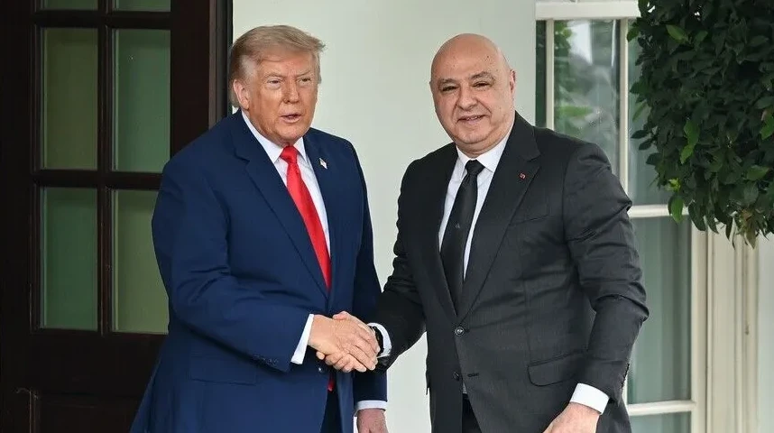 Donald Trump i Faton Ismani rukuju se ispred Bijele kuće
