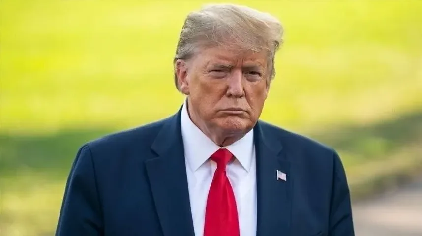 Donald Trump u tamnoplavom odijelu i bijeloj košulji s crvenom kravatom