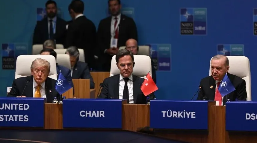 Donald Trump, Mark Rutte i Recep Tayyip Erdoğan sjede za stolom na NATO samitu.