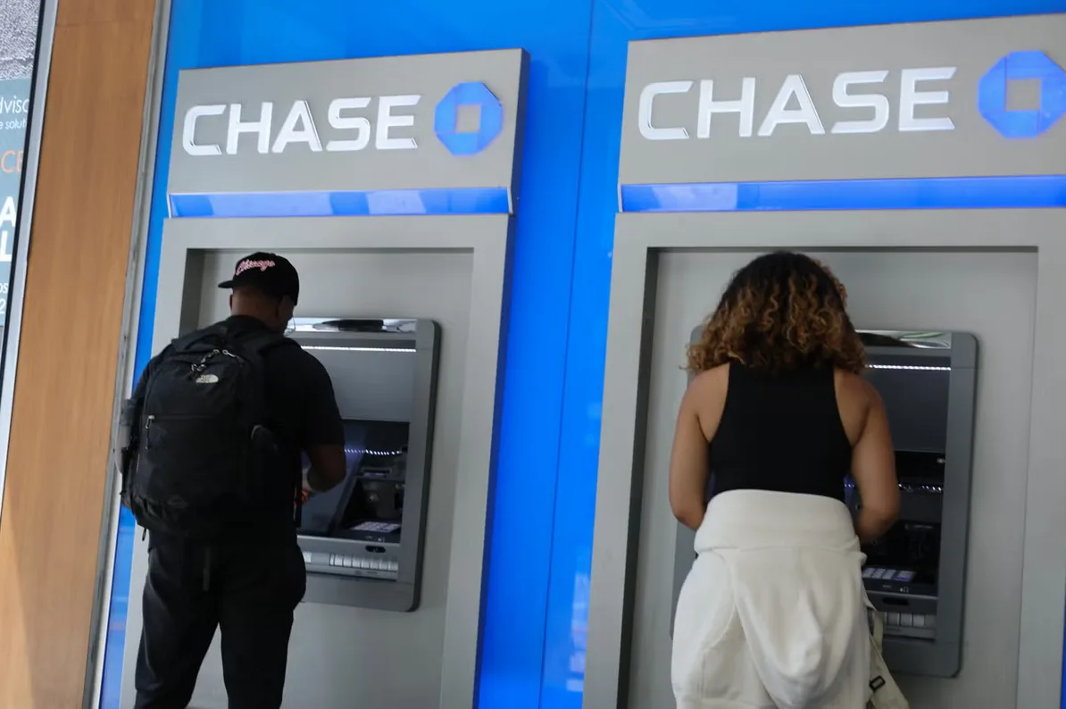 Dva čovjeka koriste bankomat banke Chase.