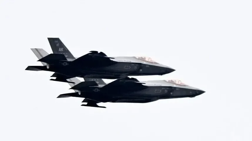 Dva borbena aviona F-35 lete u formaciji na nebu.