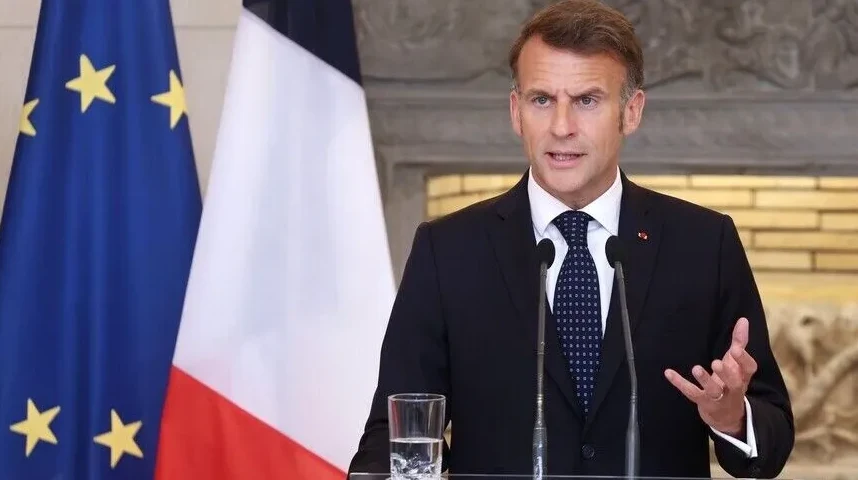 Emmanuel Macron govori pred zastavama Francuske i Evropske unije