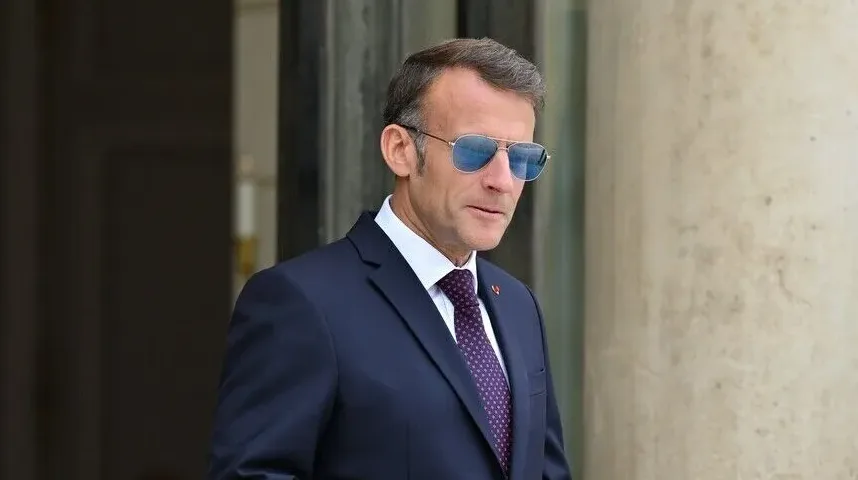Francuski predsjednik Emmanuel Macron u odijelu i s naočarima za sunce