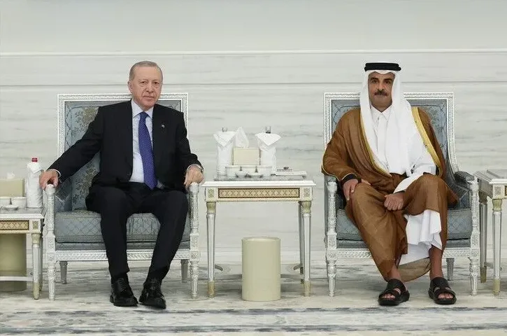 Recep Tayyip Erdogan i Emir Katara sjede u foteljama