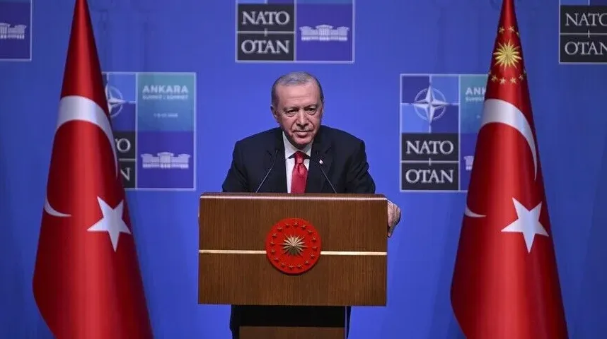 Predsjednik Turske, Recep Tayyip Erdogan, stoji iza podijuma sa turskom zastavom na lijevoj i desnoj strani, tokom samita NATO-a u Ankari.