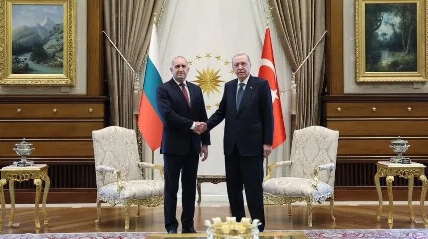 Bugarski predsjednik Rumen Radev rukuje se sa turskim predsjednikom Recepom Tayyipom Erdoganom.