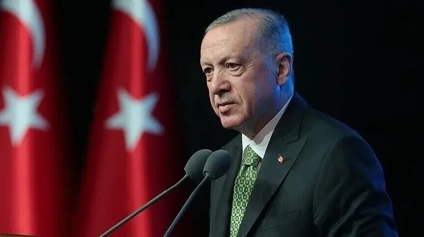 Recep Tayyip Erdoğan ispred turske zastave