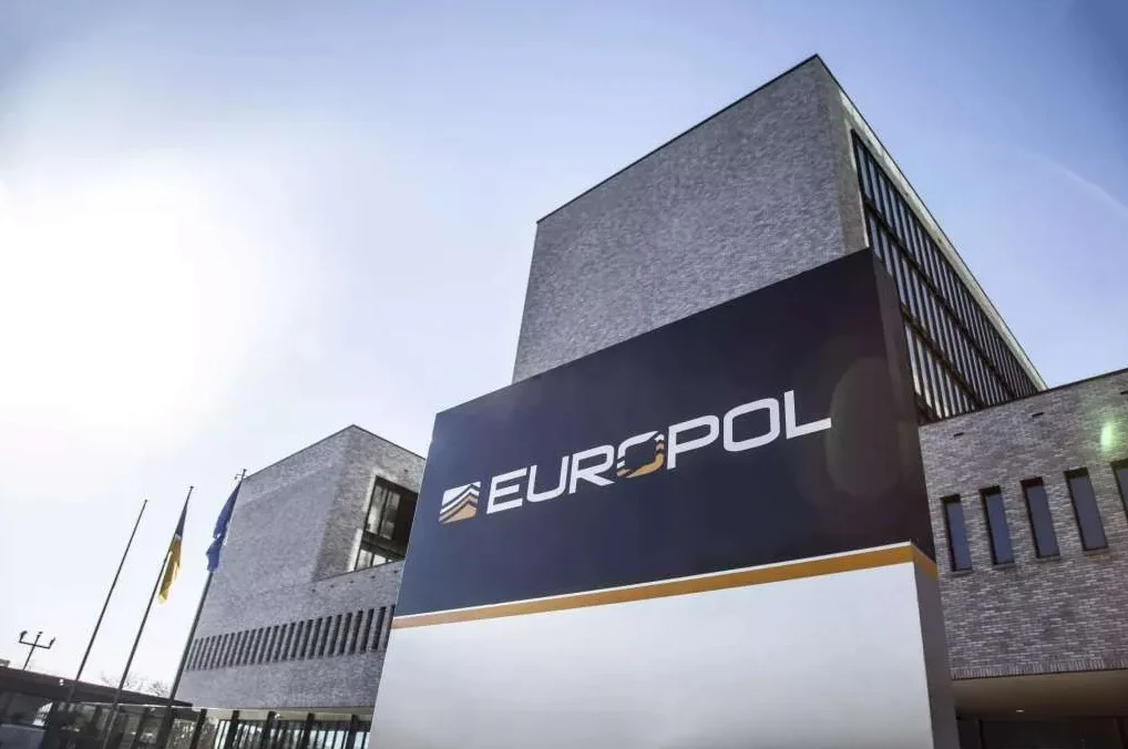 Fotografija pokazuje modernu zgradu sjedišta Europola sa istaknutim znakom organizacije.