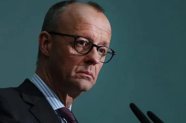 Friedrich Merz sa naočalama gleda lijevo