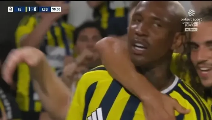 Fudbaler u žutom dresu sa tamnim prugama grli saigrača nakon postignutog gola.