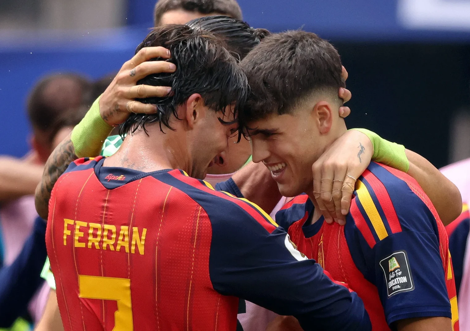 Fudbaleri Španije, Ferran Torres i Gavi, grle se i slave nakon postignutog gola.