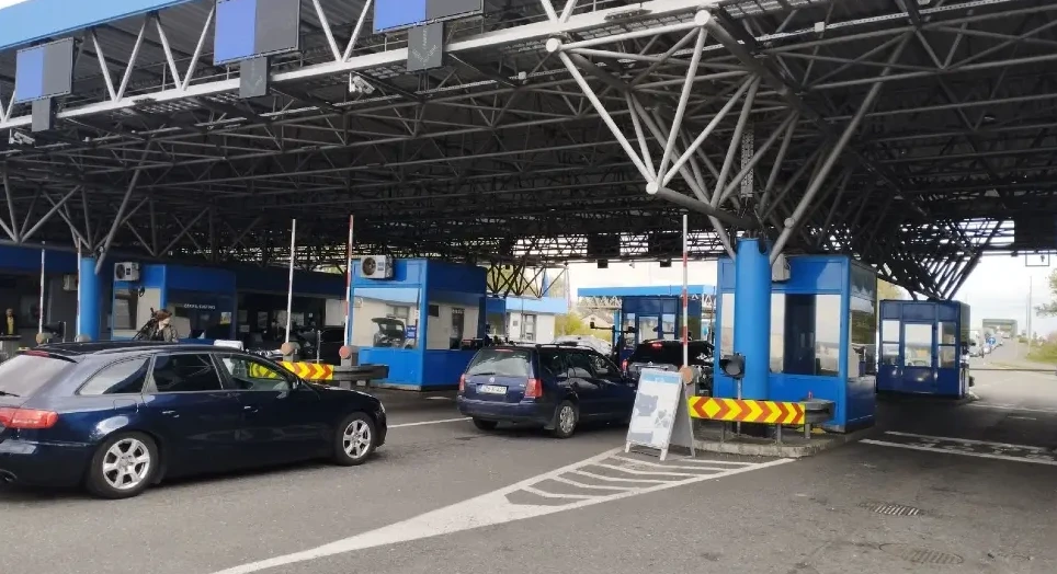 Automobili na graničnom prijelazu