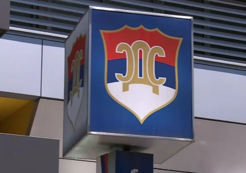 Grb Republike Srbije, stilizovan na kockastom objektu, vidljiv iz više uglova.