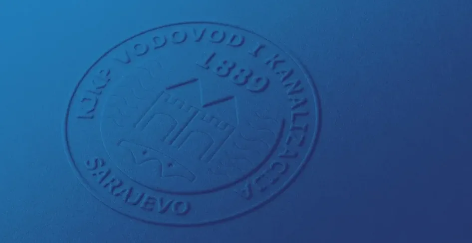 Grb KJKP Vodovod i kanalizacija Sarajevo sa godinom osnivanja 1889 i motivima dvaju tornjeva i talasa.